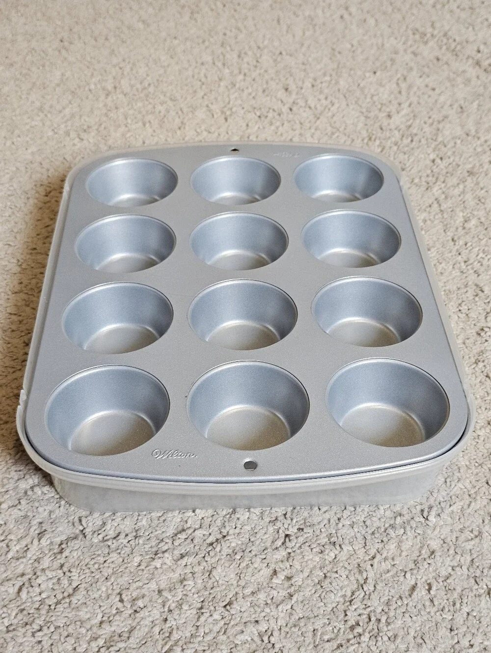 New! Wilton Premium 12 Cup Nonstick Metal Muffin / Cupcake Pan with Snap on Lid